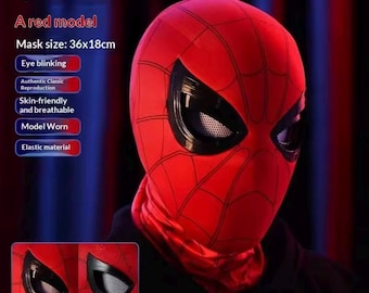 Op de afbeelding: Een rood Spider-Man masker met zwarte webpatronen en grote zwarte ooglenzen. Het masker meet 36x18cm. Tekst op de afbeelding bevat Spider-Man Mask, A red model, Mask size: 36x18cm, Eye blinking, Authentic Classic Reproduction, Skin-friendly and breathable, Model Worn, Elastic material, Wink Effect en Normal effect.