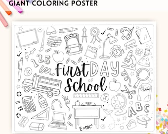 Pode incluir: Um cartaz para colorir em preto e branco com o texto "First Day of School" rodeado de ilustrações com tema escolar, incluindo um ônibus escolar, uma maçã, um globo terrestre e livros.