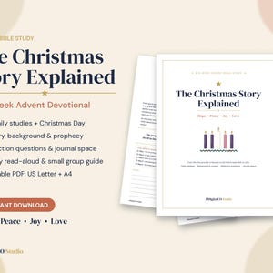 Può includere: Un devozionale dell'Avvento di 4 settimane intitolato The Christmas Story Explained. Il documento presenta testo blu scuro, una stella dorata e un'illustrazione di cinque candele. Include studi quotidiani, storia e domande di riflessione.