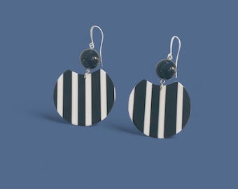 Boucles d'oreilles rondes en acrylique à rayures noires et blanches | boucles d'oreilles monochromes | zèbre nautique été riviera plage style géométrique