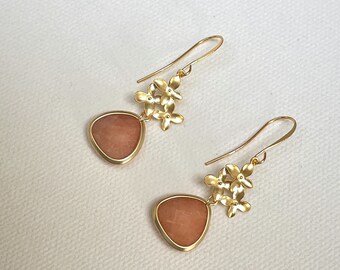 Light coral pink jade earrings with gold narcissus flowers |