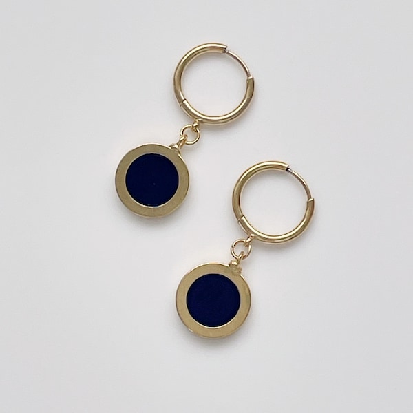 Créoles dorées à charnière avec pendentif bleu marine | Petites boucles d'oreilles délicates au design moderne en plaqué or 14 carats