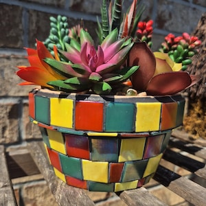 Jardinière mosaïque rastafari : carreaux de verre irisés rouges, verts et jaunes, joint noir