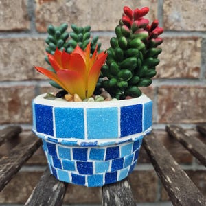 Klassieke blauwe extra kleine plantenbak: handgemaakte klassieke blauwe glazen tegels, eierschaalkleurige voeg.