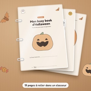 Może przedstawiać: Beżowa książka z zadaniami zatytułowana Mon busy book d'Halloween z centralną ilustracją pomarańczowej dyni, małymi ikonami duszka i nietoperza oraz tekstem wskazującym 11 zadań dla dzieci w wieku od 4 do 6 lat, spięta trzema srebrnymi kółkami.
