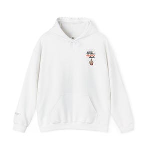 Könnte beinhalten: Ein weißer Kapuzenpullover mit einer Kängurutasche auf der Vorderseite und einer kleinen Grafik auf der linken Brust. Die Grafik zeigt den Text "anti social mom's club" in schwarzer und roter Schrift über einer Hand, die den Mittelfinger zeigt.