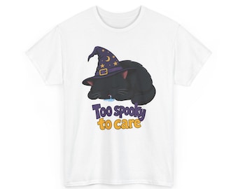 Een slaperige zwarte kat met een tovenaarsmuts die in slaap valt - T-shirt met grappige Halloween-print (unisex)