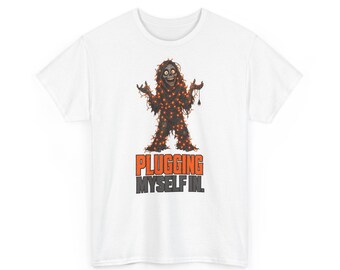 Ein überdrehter Cartoon-Ghoul, verheddert in leuchtenden Neondekorationen – Lustiges Halloween-T-Shirt mit Grafik (Unisex)