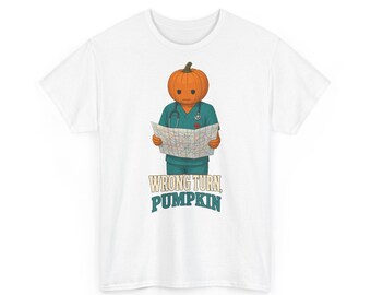 Pompoenfiguur die met een lege blik naar een metrokaart staart T-shirt – Verkeerde afslag, pompoen, grappig Halloween-T-shirt (unisex)
