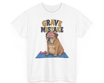 Uitgeputte bejaarde hond die een klein gewichtje optilt T-shirt – Grote fout, grappig T-shirt (unisex)