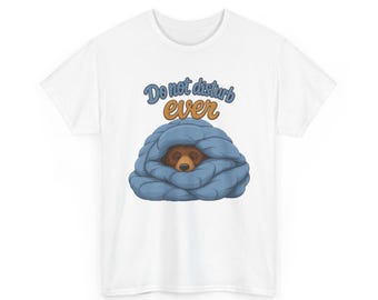 T-Shirt mit einem schlafenden Braunbären, der sich unter einer riesigen Decke versteckt – Bitte niemals stören, Lustiges Grafik-T-Shirt (Unisex)