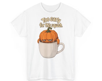 Een chagrijnige pompoen die over een koffiemok heen valt - T-shirt met grappige Halloween-print (unisex)