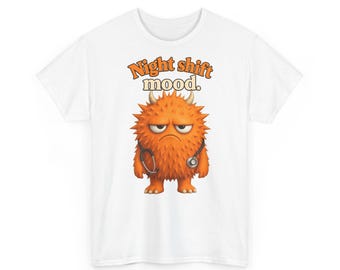 T-shirt met een stekelig oranje monster dat fronst – Nachtdienststemming, grappig Halloween-shirt (unisex)