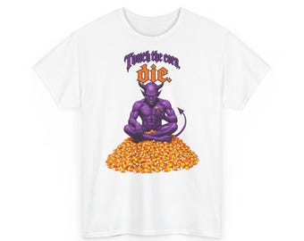 Ein paranoider, lila Dämon bewacht einen riesigen Berg von Zuckermais – Lustiges Halloween-T-Shirt mit Grafik (Unisex)