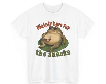 Een luie pad die ligt te luieren op een gigantisch waterlelieblad met snacks - T-shirt met grappige print (unisex)