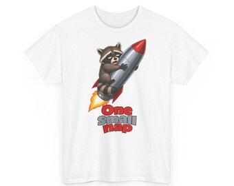 Ein verschlafener Waschbär klammert sich nervös an eine riesige Rakete vor dem Start – Lustiges Grafik-T-Shirt