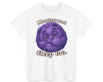 Harig paars monster slapend T-shirt – Monsters moeten ook slapen, grappig T-shirt met print (unisex)