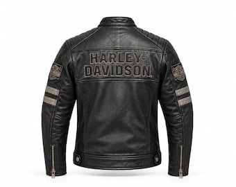 Puede incluir: Una chaqueta de cuero negro con el texto HARLEY-DAVIDSON en relieve en la parte superior de la espalda. La chaqueta incluye paneles acolchados en los hombros, dos franjas grises horizontales en cada manga, puños con cremallera y parches.