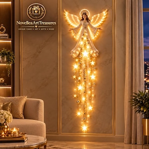 Pode incluir: Uma escultura de parede de um anjo com asas e auréola iluminadas, com fios de luzes LED branco quente, esferas metálicas e ornamentos em forma de estrela pendurados em cascata. A figura veste uma túnica branca fluida.
