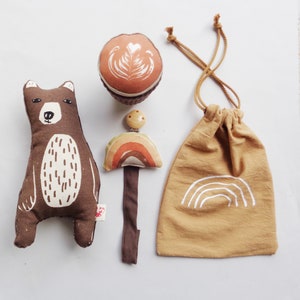 Babycadeauset handgemaakte rammelaars en speenkoord beer, regenboog, cappuccino kopje afbeelding 1