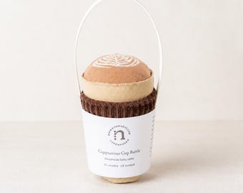 Chocalho de bebê em formato de xícara de cappuccino bordada – Brinquedo de tecido feito à mão para bebês