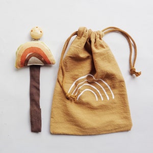 Babycadeauset handgemaakte rammelaars en speenkoord beer, regenboog, cappuccino kopje afbeelding 2