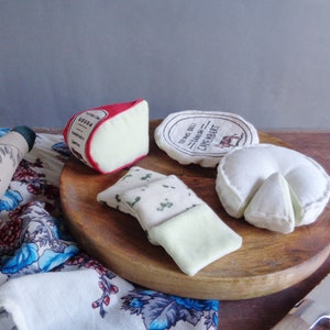 Gastronomische kaasselectie Fantasiespeelgoed kinderspeelgoedset. Handgemaakt, gezeefdrukt puur katoencanvas en fluweel. Gemaakt in Denemarken