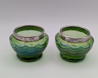 1902 Secesyjne otwarte szklanki, Kralik Iridescent Green Glass, Obręcze z londyńskiego srebra próby 925 autorstwa Davida Loebla, Para edwardiańskich szklanych naczyń boho