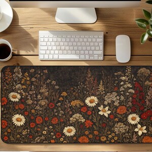 マキシマリスト ダークフローラル デスクマット 16インチ x 32インチ