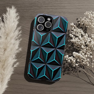 Op de afbeelding: Een smartphonehoesje met een geometrisch ontwerp. De hoes heeft een patroon van donkergrijze en teal driehoeken, waardoor een 3D-effect ontstaat. De hoes heeft een transparante rand en is ontworpen voor een smartphone met meerdere cameralenzen.
