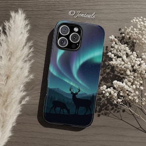 Funda protectora resistente para teléfono con diseño de ciervo y aurora boreal, diseño de bosque de alces y luces del norte para iPhone y Samsung Galaxy, regalo de cazador de cielo nocturno invernal.
