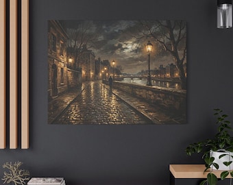 Könnte beinhalten: Ein rechteckiger Wandkunstdruck, der eine nächtliche Szene einer gepflasterten Straße entlang eines Flusses zeigt. Das Bild zeigt warm leuchtende Straßenlaternen, eine Steinmauer, kahle Bäume und eine einsame Gestalt unter einem bewölkten Nachthimmel.
