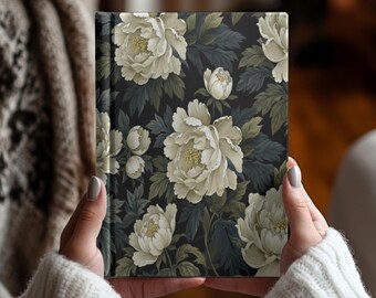 Notizbuch mit dunkler, stimmungsvoller weißer Pfingstrose, Hardcover, Vintage-Cottagecore-Tagebuch mit botanischen Motiven, liniertes Dankbarkeitsbuch, florales Naturgeschenk für Sie