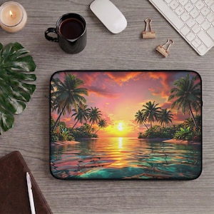Peut inclure: Une housse d'ordinateur portable rectangulaire présentant une scène de coucher de soleil vibrante sur une plage tropicale. L'image montre des silhouettes de palmiers sur un ciel rempli de nuages orange, roses et violets, avec le soleil se reflétant.