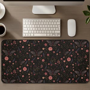 Tapete de rato para secretária com estampa de mariposa e borboleta, estilo gótico sombrio e sombrio, com inspiração floral bruxa, estilo cottagecore, ideal para escritório, jogos e decoração.
