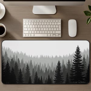 Alfombrilla de escritorio Bosque Brumoso, Alfombrilla de ratón con Pino de Montaña Brumosa Encantada, Alfombrilla de ratón en blanco y negro con Paisaje Natural del Bosque, Regalo Estético para Jugadores