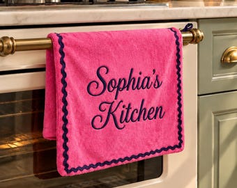 Strofinaccio da cucina personalizzato ricamato, strofinaccio con nome personalizzato, strofinaccio rosa con bordo a zig-zag blu, regalo per la cucina in stile cottagecore