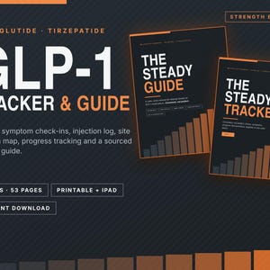 Può includere: Un set digitale di tracker e guida GLP-1 con due documenti a tema scuro intitolati The Steady Guide e The Steady Tracker. Il design include testo arancione, grafici a barre di avanzamento e funzioni come check-in settimanali dei sintomi, un registro delle iniezioni, una mappa di rotazione dei siti e un tracker dei progressi. Il set include 2 PDF per un totale di 53 pagine.