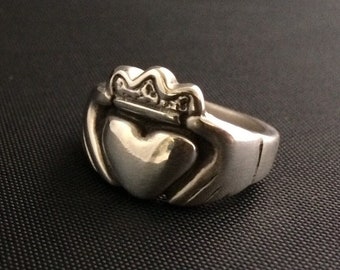 Anillo Claddagh de plata esterlina con diseño celta irlandés