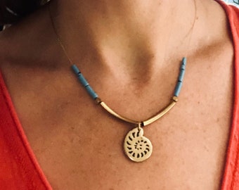 Collar con colgante de concha marina, collar de concha de latón, collar con temática de playa, collar de turquesa, colgante de cera perdida, colgante de concha hecho a mano