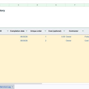 Puede incluir: Una hoja de c&aacute;lculo digital titulada Completed service history con columnas para Event ID, Task ID, Completion date, Unique order, Cost, Contractor y Notes. La tabla muestra dos filas de datos con los identificadores EVENT-001 y EVENT-002.