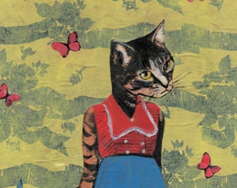 Puede incluir: Un gato con un vestido rojo y blanco con lunares azules y zapatos rojos se encuentra en un campo de hierba verde con un fondo de patrón amarillo y verde. Hay varias mariposas en el fondo.