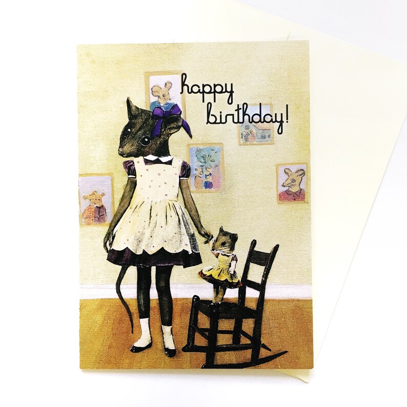 Puede incluir: Una tarjeta de cumplea&ntilde;os con una ilustraci&oacute;n de dibujos animados de dos ratones vestidos con vestidos. El rat&oacute;n m&aacute;s grande est&aacute; sosteniendo la mano del rat&oacute;n m&aacute;s peque&ntilde;o que est&aacute; sentado en una mecedora. La tarjeta tiene el texto "happy birthday!"