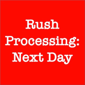 Op de afbeelding: Rood vierkant met witte tekst die "Rush Processing: Next Day" luidt