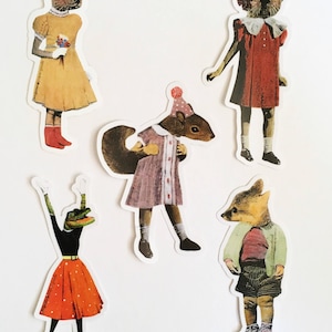 Può includere: Una collezione di adesivi stravaganti con animali antropomorfi in abiti vintage. Gli adesivi includono un capibara in un vestito giallo, uno scoiattolo in un vestito rosa e una volpe in una giacca verde. Su sfondo bianco.