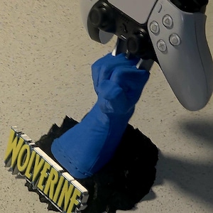 Wolverine PS5 Controller Holder – 3D Printed Claw Stand, Superhero Gaming Desk Decor, PlayStation Controller Display, Gamer Gift