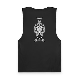 Puede incluir: Una camiseta de tirantes negra con un estampado gráfico blanco en la parte superior de la espalda. El gráfico muestra una figura musculosa de pie con las piernas abiertas, pantalones cortos y zapatillas, con una botella pequeña entre los pies y el texto BigOne.