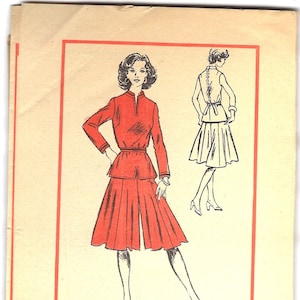 以下が含まれることがあります： 赤いスカートとトップスのヴィンテージソーイングパターン。パターンはサイズA 772用で、デザイナーはダラニII。パターンは薄い茶色の紙に印刷されています。