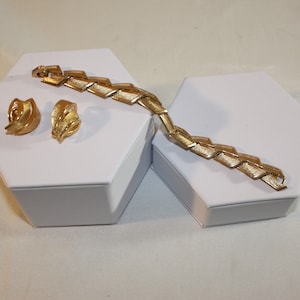 Trifari Bracelet And Earring Set Gold Tone Swirl Geometric Pattern
