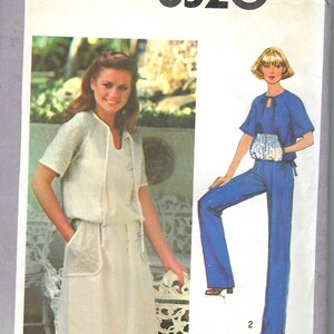 Könnte beinhalten: Ein Schnittmuster für ein zweiteiliges Outfit. Das Schnittmuster ist für Größe 12 Miss. Das Outfit beinhaltet ein weißes Oberteil mit Rundhalsausschnitt und einen weißen Rock mit Taschen. Das zweite Teil ist ein blaues Oberteil mit Schlüssellochausschnitt und eine blaue Hose. Das Schnittmuster ist Simplicity 8520.